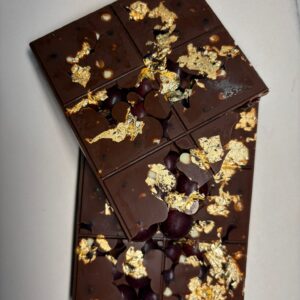 Tablette de chocolat noir Callebaut 811 54,5% de Belgique fourrée avec des raisins frais, pépites de chocolat blanc, feuille d’or 350g
