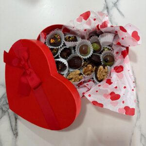 Boîte avec plus de 25 chocolats  Avec myrtilles, bonbons nerfs, noix, cranberry, matcha