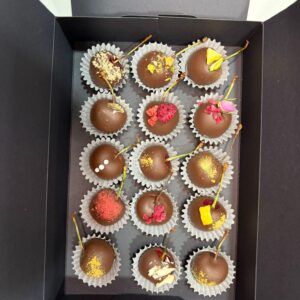 Cerises fraîches enrobées de chocolat, décorées avec des fruits