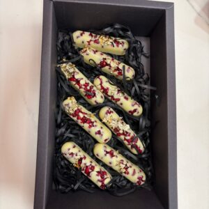 Bâtonnets de chocolat blanc avec de la grenade et des feuilles d’or