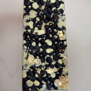 Tablette de chocolat noir et blanc avec des myrtilles