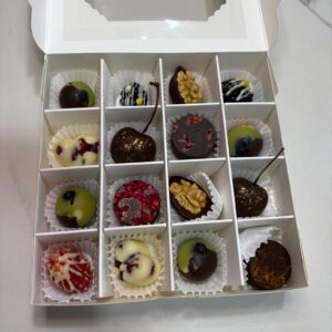 Boîte de fruits, noix enrobées de chocolat