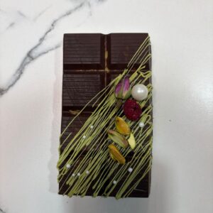 Tablette de chocolat noir avec des amandes et des dattes