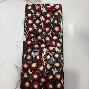 Tablette de chocolat noir avec des framboises fourées de chocolat blanc