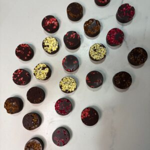 Assortiments de 16 chocolats noir avec des fruits